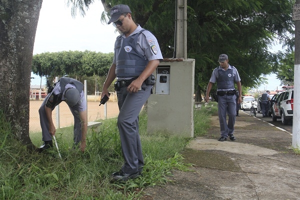 Policiais vasculham área em busca de entorpecentes escondidos pelos traficantes 